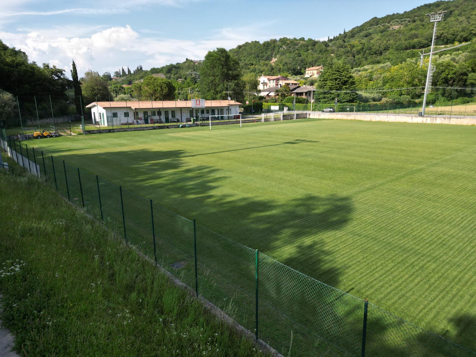 Fussballplatz Albisano mit Vereinsgebaeude
