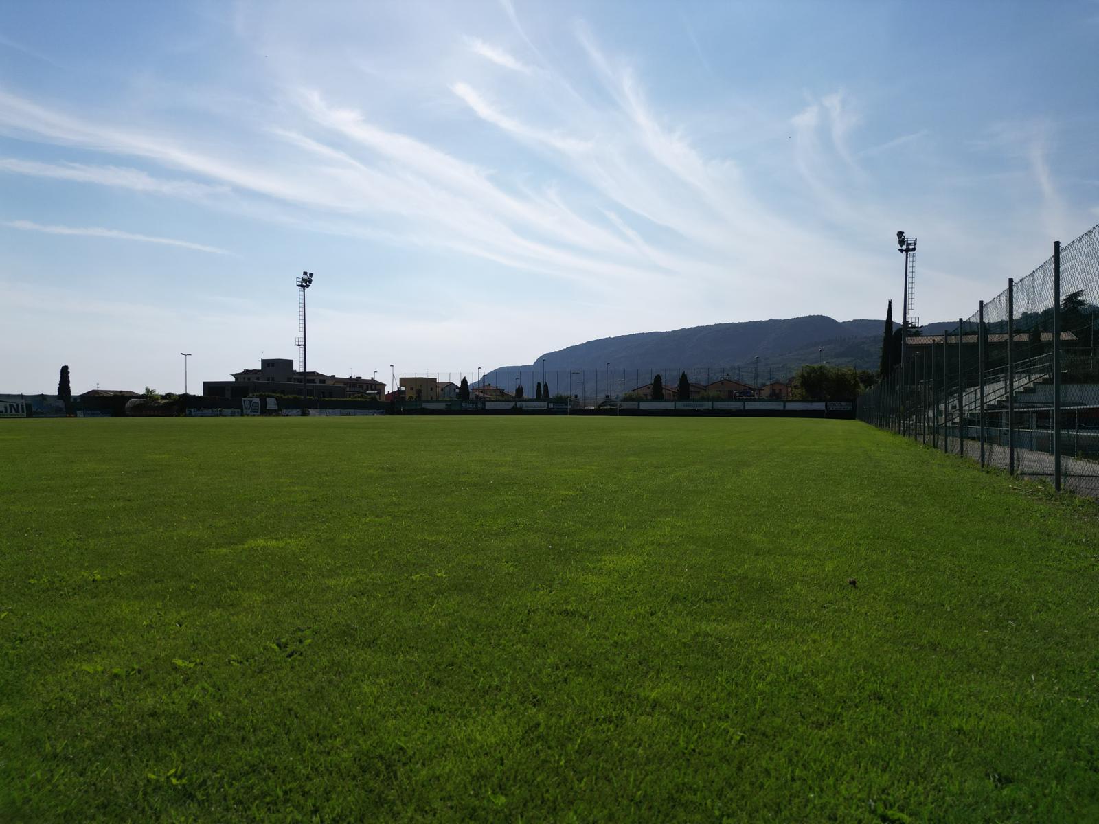 Fussballplatz Garda mit Blick auf die Huegel