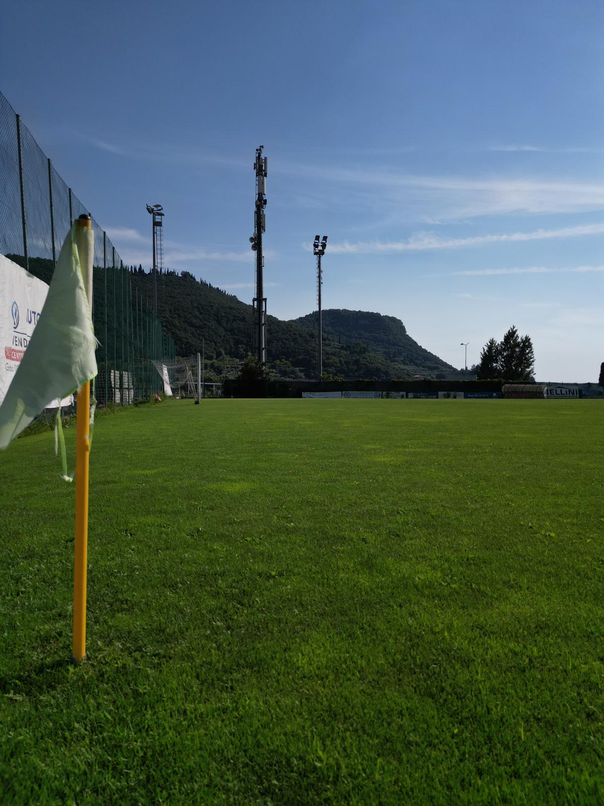 Eckfahne und Trainingsplatz Garda